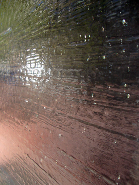 条纹玻璃与旧金山市中心的颜色反射图片下载