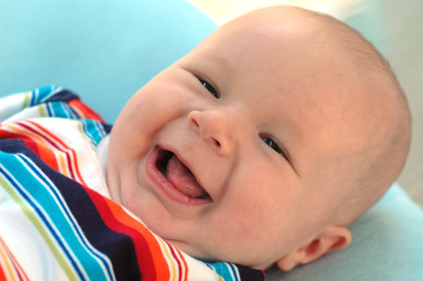 微笑的男孩图片下载