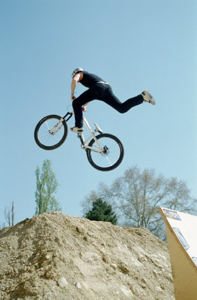 骑自行车的人在空中图片下载