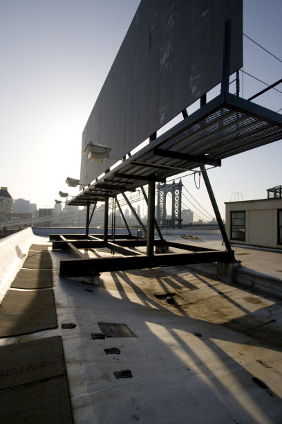 布鲁克林大桥穿过广告牌图片下载