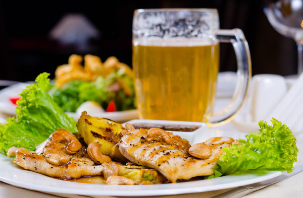 菠萝腰果鸡配一杯啤酒图片下载