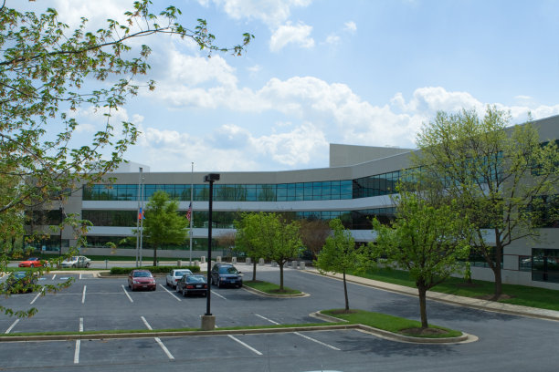 美国马里兰州郊区现代办公楼及停车场图片下载