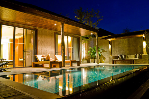 带游泳池的现代住宅图片下载