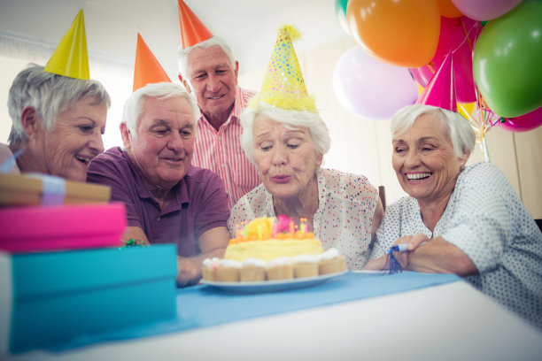 一群庆祝生日的老年人图片下载
