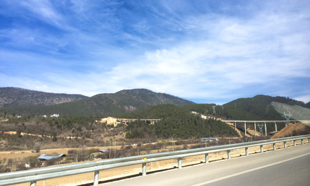 中国德钦- 2015年4月15日:通往德钦的空路图片下载