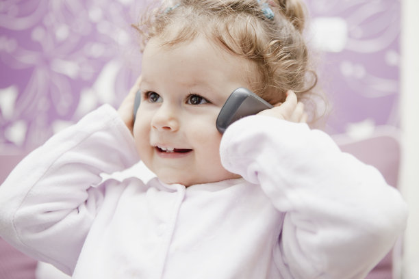 年轻的女孩正在对着两部电话说话图片下载