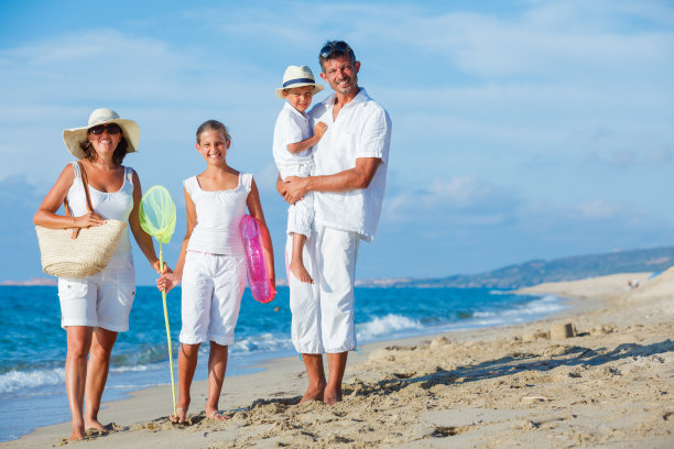 热带海滩上的一家人图片下载