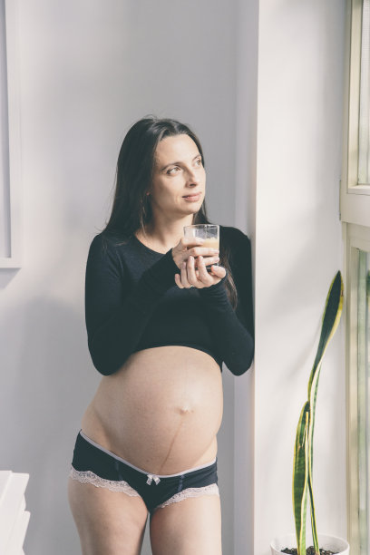 孕妇喝咖啡图片下载