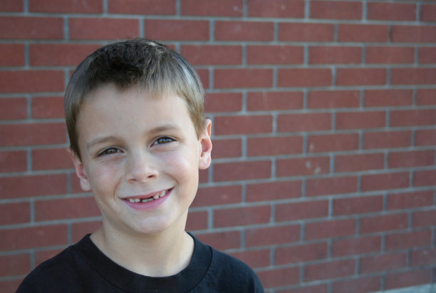 缺牙男孩图片下载