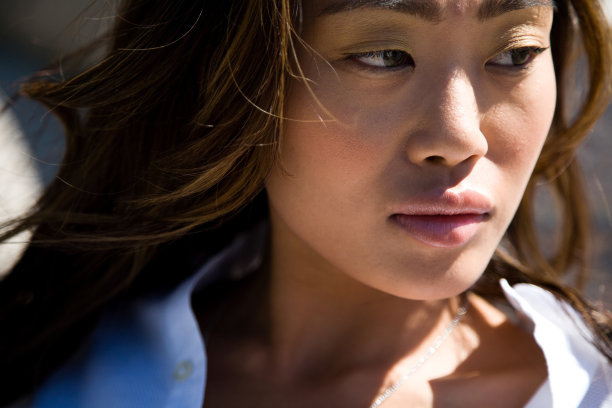 年轻女子的脸向右看图片下载