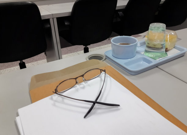 桌上有咖啡和面包图片下载