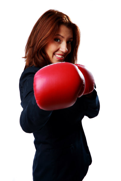 微笑的女商人戴着拳击手套出拳图片下载