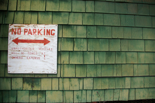 乡村古铜色绿色木瓦壁板没有停车标志图片下载