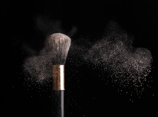 厚厚的黑色刷子和粉末灰尘图片下载