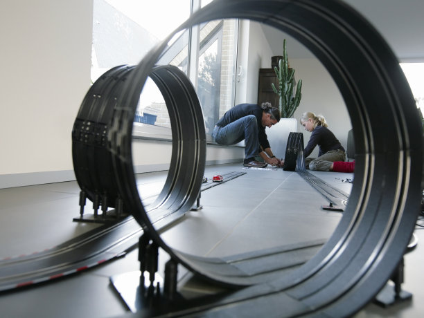 父亲和女儿在玩赛车图片下载