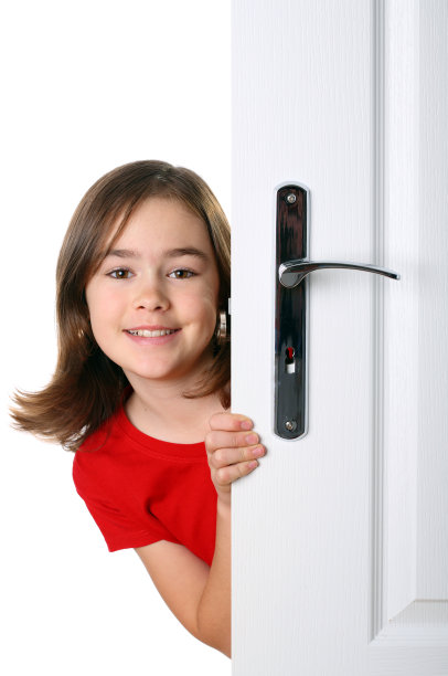 穿着红衬衫的黑发女孩在门后窥视图片下载