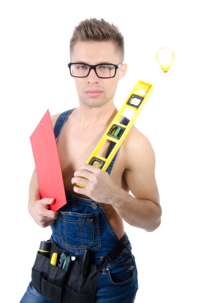 年轻英俊的杂工拿着一个剪贴板。图片下载