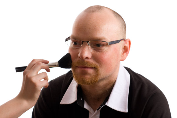 用刷子在成年男性模特上涂粉图片下载