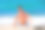 海滩上有个拿着冲浪板的男人图片下载