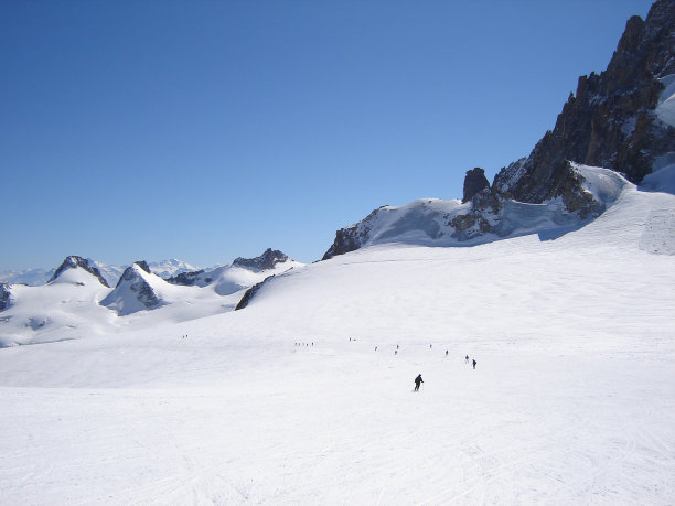 在高山冰川上滑雪，夏蒙尼图片下载