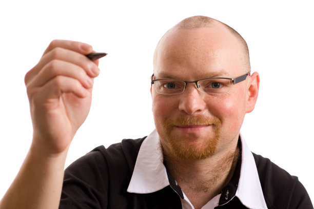 成年男性，手握笔，孤立白色图片下载