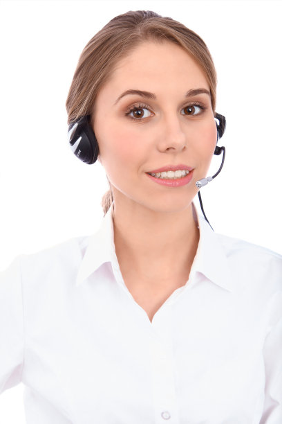 微笑的年轻支持电话接线员在耳机，孤立在白色背景图片下载