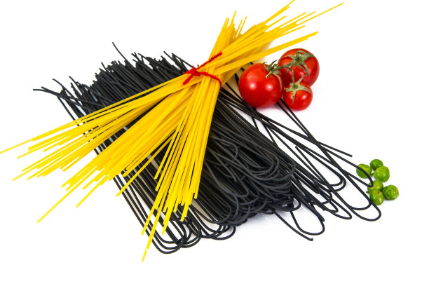 白色背景上的黑色意大利面图片下载