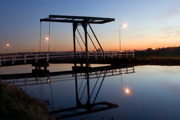 桥在日落时分图片下载