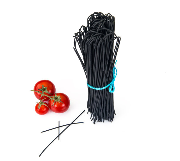 白色背景上的黑色意大利面图片下载