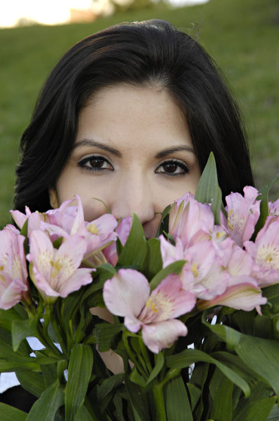女人捧着花束图片下载