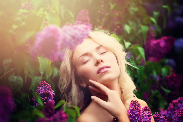 无忧无虑的女人在户外。健康美容理念图片下载