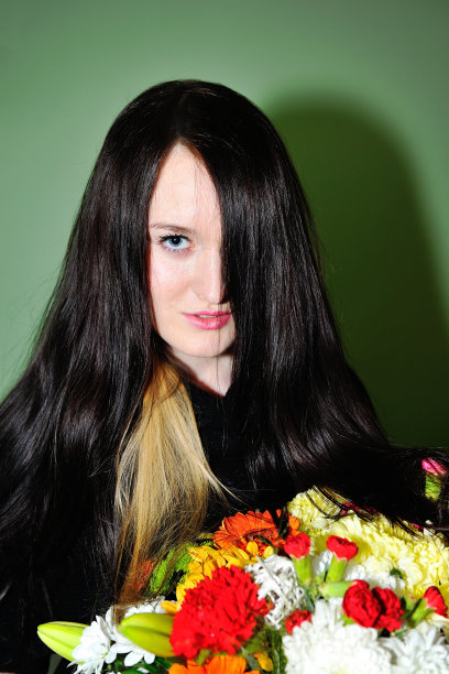 拿着一束花的漂亮姑娘图片下载