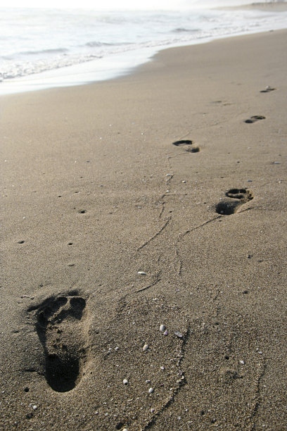 沙滩上的脚印图片下载