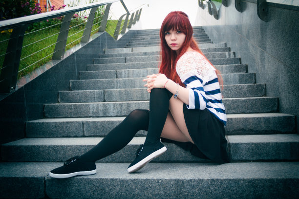 女孩坐在楼梯上图片下载