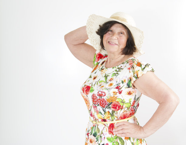 穿着夏装，戴着帽子的老妇人。图片下载