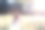 一个少女在春天的公园里吹着蒲公英的种子图片下载