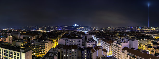 法国里昂市中心的夜景图片下载