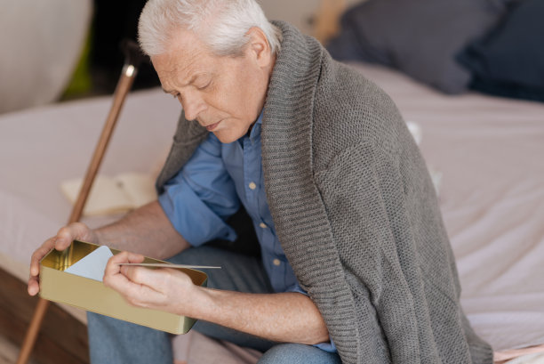 悲伤沮丧的男人看着照片图片下载