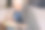 悲伤沮丧的男人看着照片图片下载