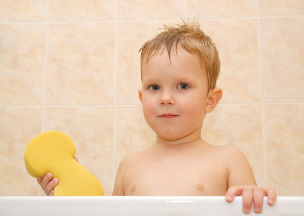 孩子在洗澡图片下载