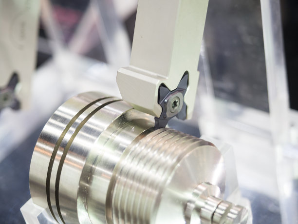 操作员加工汽车零件图片下载