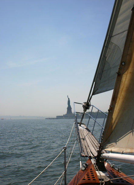 自由女神像从船首图片下载