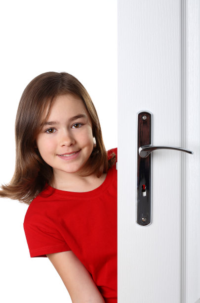 女孩在门后偷看图片下载