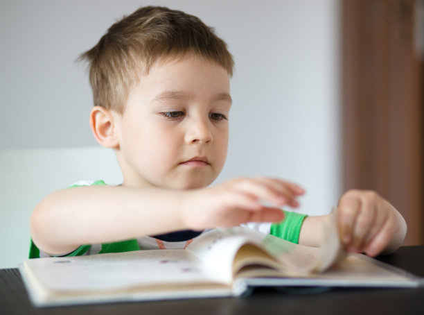 小男孩正在看书图片下载