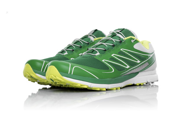 未打上烙印的现代运动鞋。图片下载