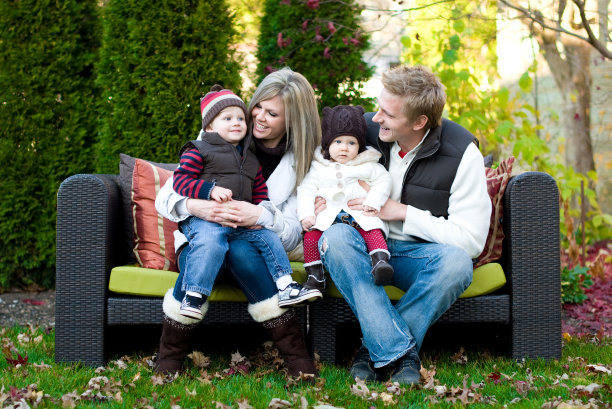 长凳上的美丽家庭图片下载