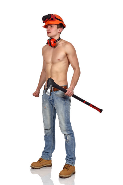 手巧的人用斧头图片下载