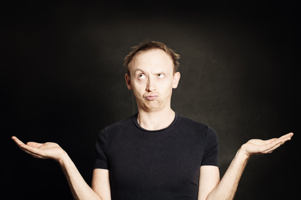 人思考和显示他的空手。选择的概念图片下载