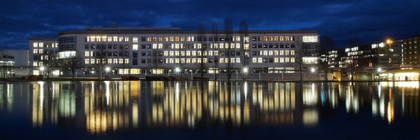 办公楼倒映在湖面上图片下载