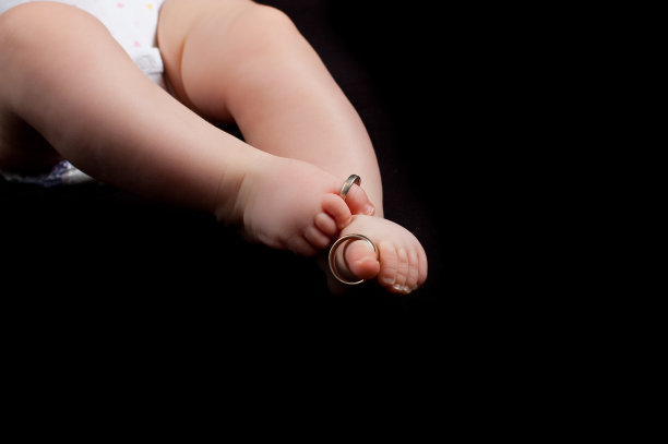 带结婚戒指的珍贵脚。图片下载